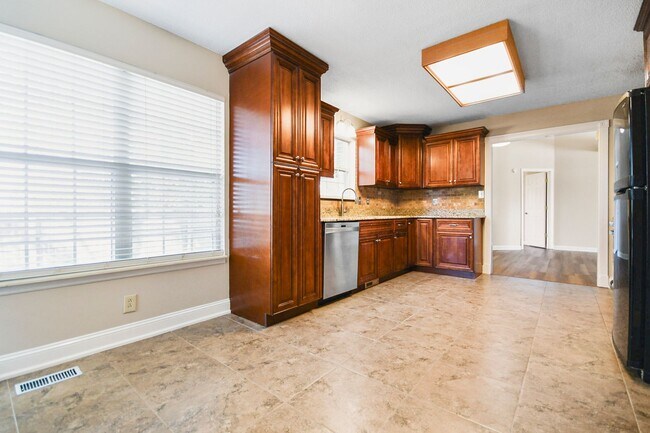 Building Photo - Pet Friendly Three Bedroom!