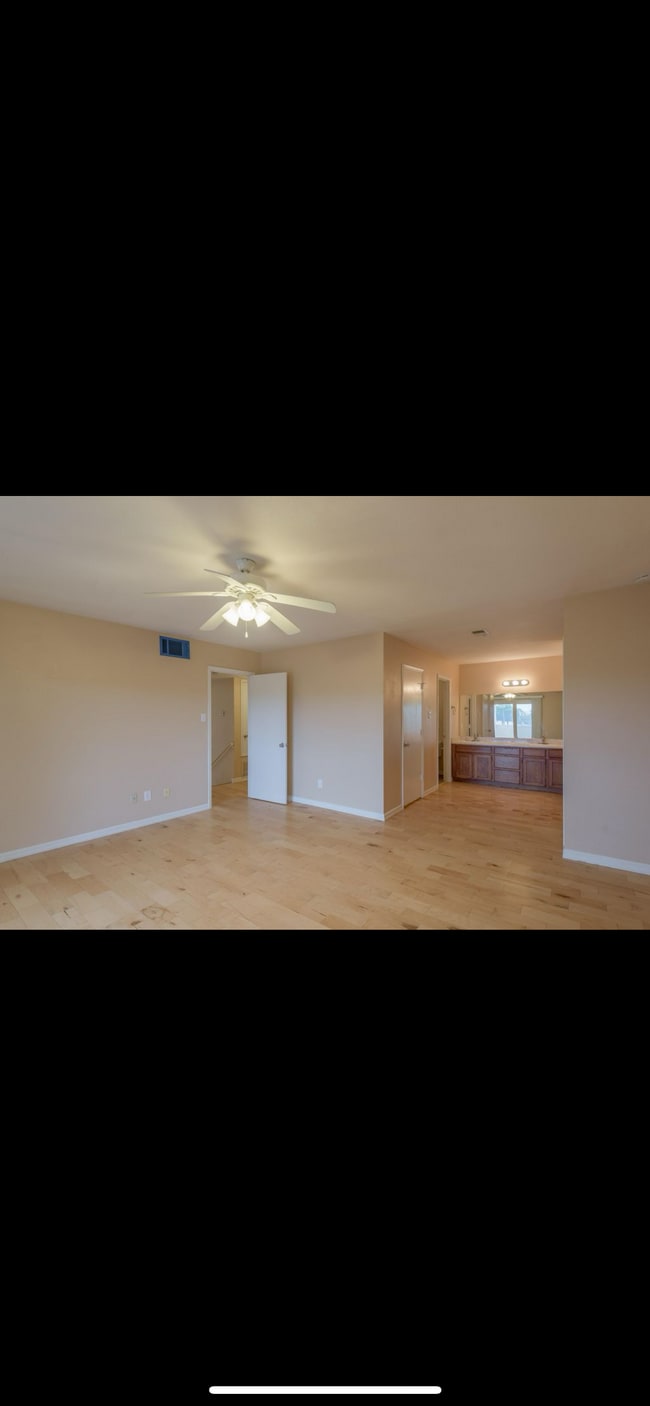 Building Photo - 10417 La Paz Dr
