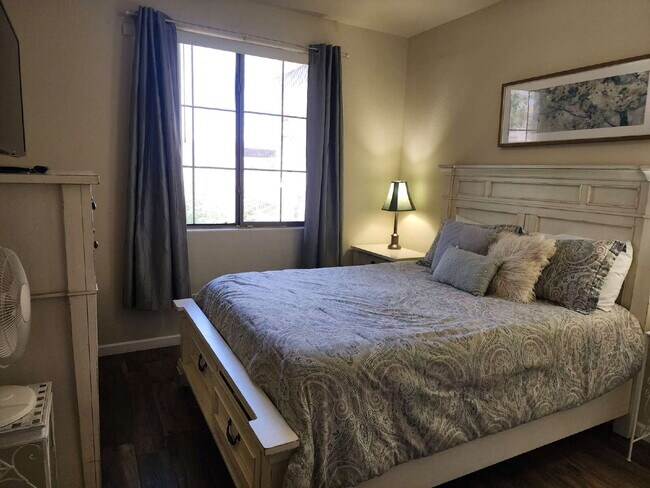 Building Photo - Fully furnished 2 bedroom 2 bathroom unit ...