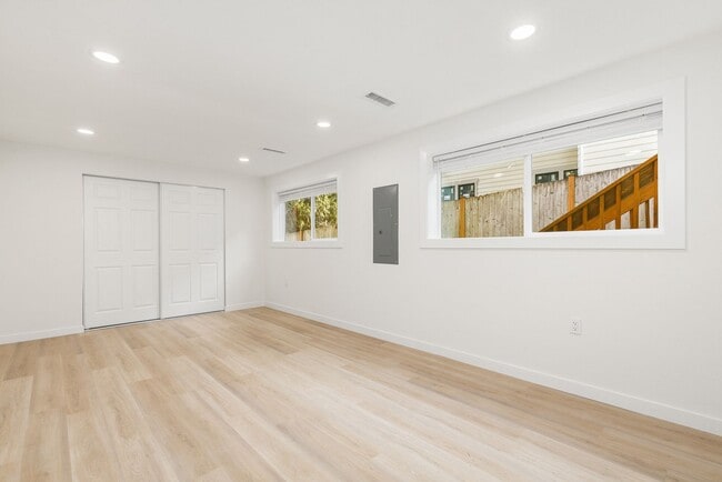 Building Photo - Gorgeous Fully Renovated 5 Bedroom Redmond/Bellevue/Kirkland Border