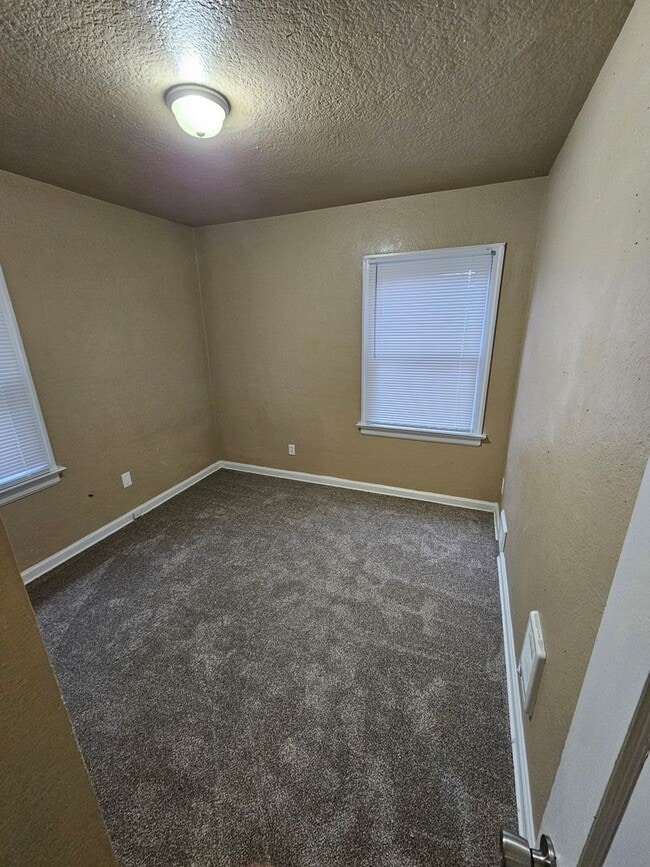 Building Photo - Downtown Unit, renovated, spacious, close to the base, ferry, and shopping