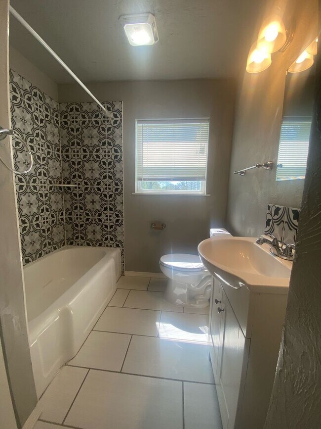 Building Photo - Gorgeous 3 Bed, 2 Bath Home with Modern Up...