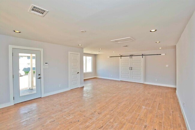 Building Photo - 1700 Durham Dr