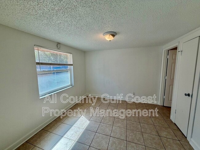 Building Photo - 910 61st Ave E