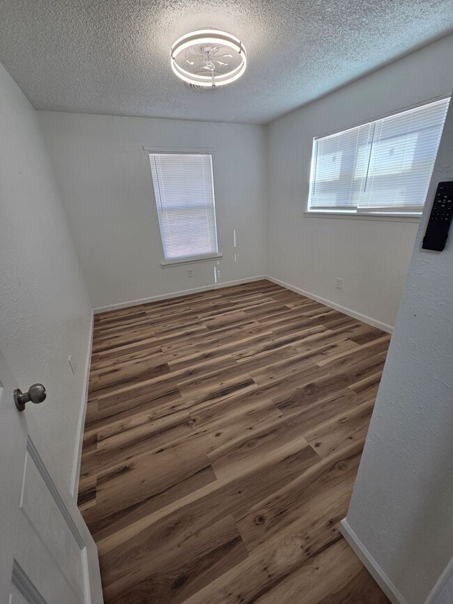Building Photo - Beautifully Remodeled 3 Bed/2 Bath Apartment