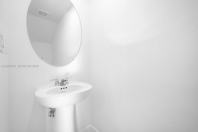 Building Photo - 2619 SE 28th Dr