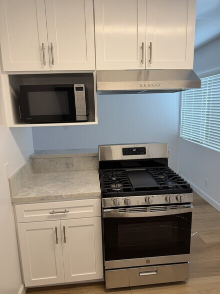 Stove, Microwave, Range Hood - 512 Hill St