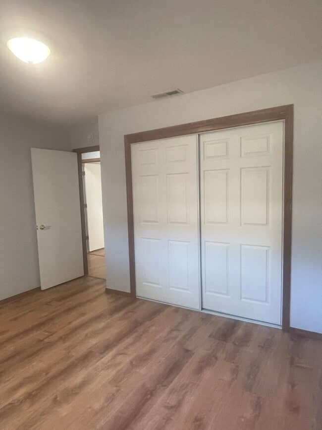 Building Photo - 651 Country Oak Dr
