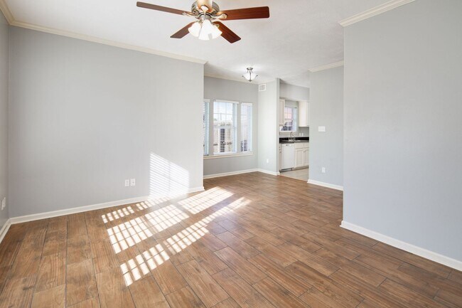 Building Photo - IMMEDIATE MOVE IN!!!  3 bedroom 3 Bathroom Duplex Next Door to Blinn!