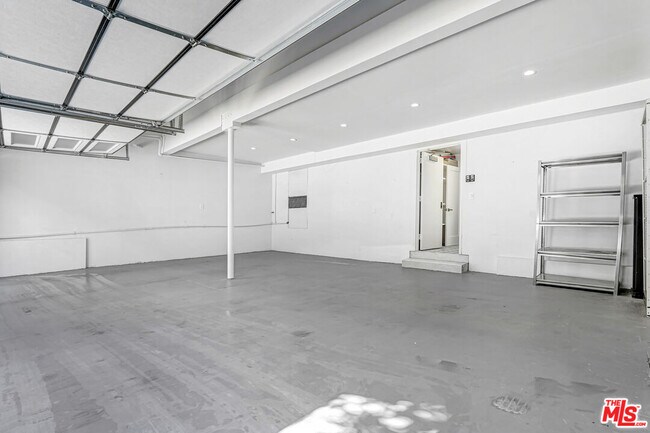 Building Photo - 4611 Louise Ave