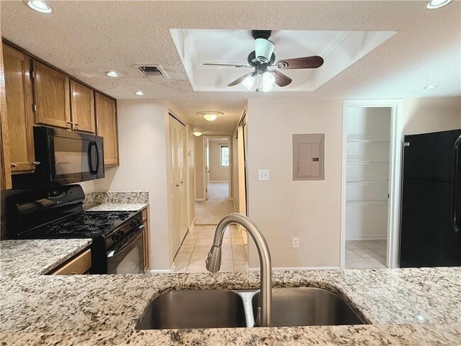 Building Photo - 7024 Somerset Cir