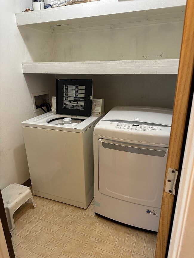 Building Photo - 1 BR/1 B near shopping center, UMED, and the Military base JBER.