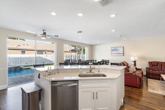 Building Photo - 7663 Great Oak Dr
