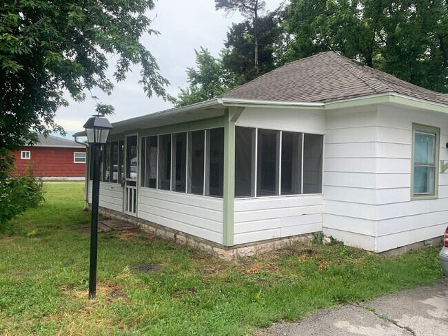 Building Photo - LEASETAKEOVER: NO DEPOSIT NEEDED!!!!  Adorable and large 3 bedroom house with screen in Porch! Ap...