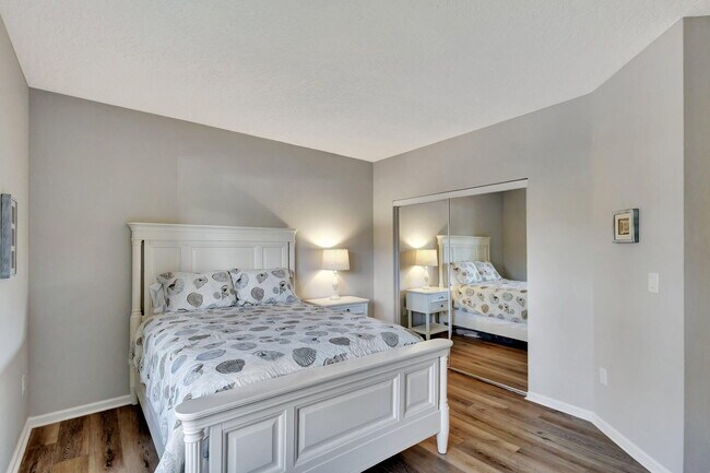Building Photo - 300 Uno Lago Dr