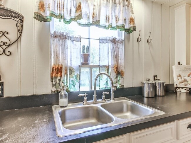 Building Photo - 509 E Luhn St