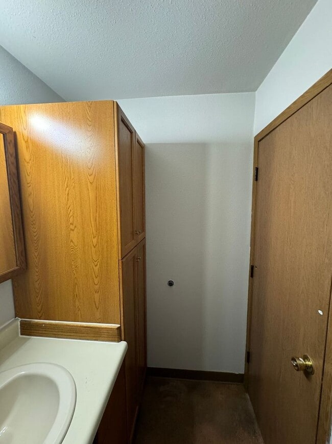 Building Photo - 1 BD, 1 BA Apartment Nestled Back on a Cul-de-Sac
