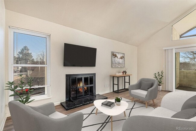 Building Photo - 2 bed, 1 bath, ~1000 square feet, Complete...