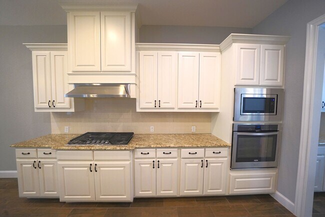 Building Photo - Executive Style Rental Now Available in Bo...