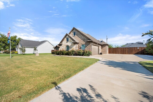 Building Photo - Stunning 3-bedroom, 2-bathroom home on an ...