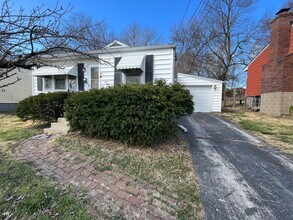 Building Photo - Two Bedroom Home with Attached Garage Move...