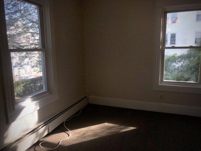 Building Photo - Pet Friendly HEAT,HW & Electric Included S...