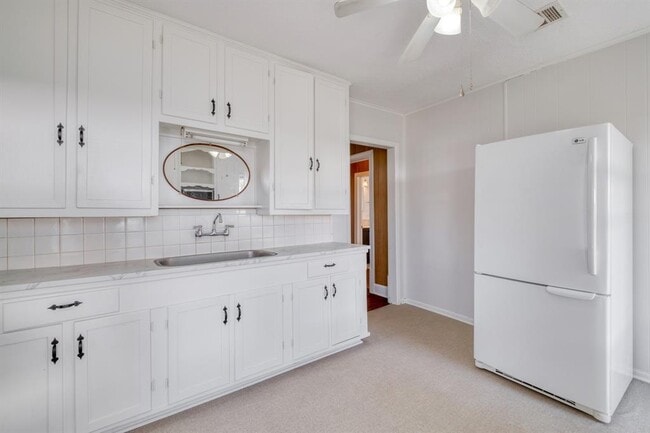 Building Photo - 710 N Ave H