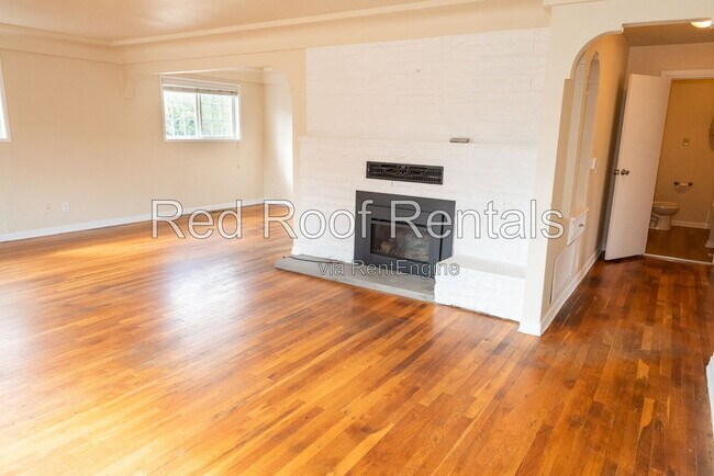 Building Photo - 1523 4th Ave NW
