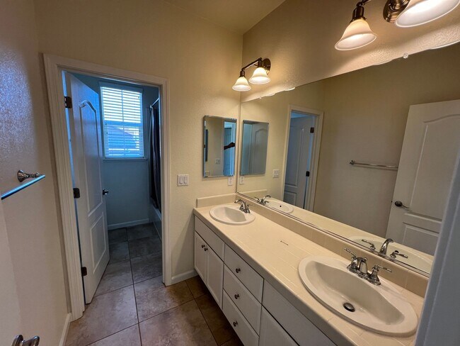 Building Photo - Gorgeous Stone Creek Home!