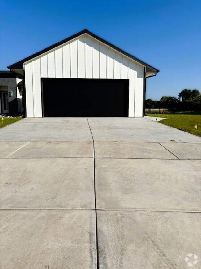 Building Photo - 5203/05 Chase Cir