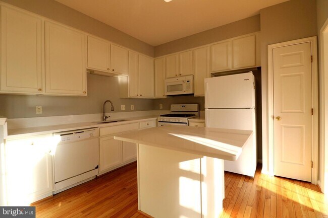 Building Photo - 2581 Sutters Mill Dr