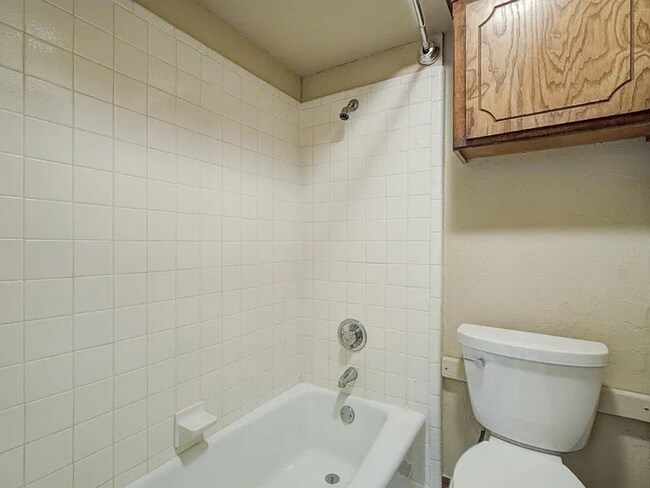 Building Photo - Beautiful 3bed/3bath Townhome Available in Westside Norman!!