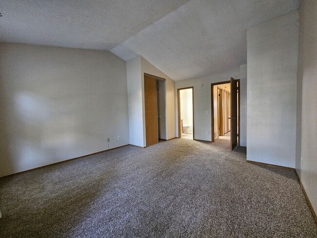 Building Photo - Spacious 2 Bed Townhome w/ Fenced Yard & N...