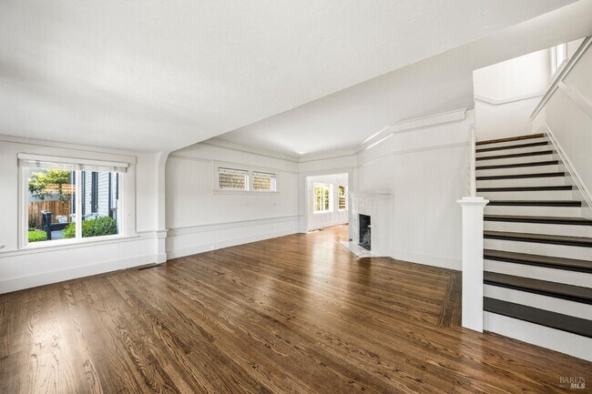 Building Photo - 31 Acacia Ave