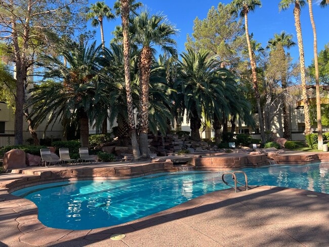 Building Photo - BEAUTIFUL UPGRADED CONDO/MANY AMENITIES - 3 BED, 2 BATH