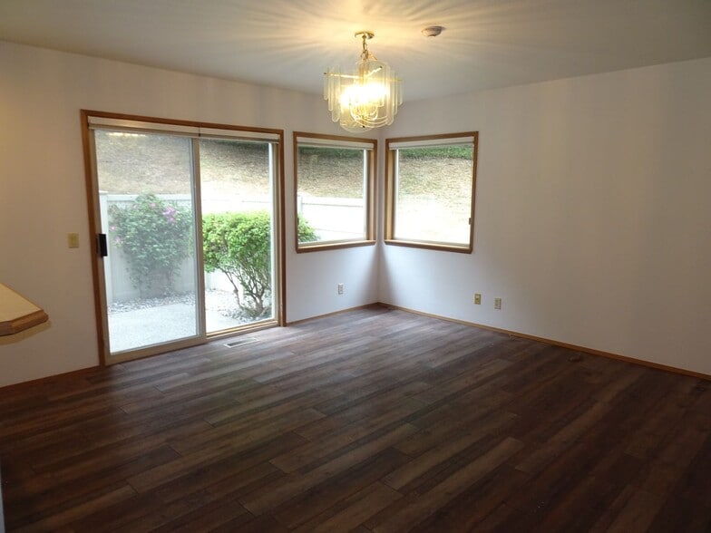 Building Photo - Charming Large 2-Bedroom Condo in the Hear...