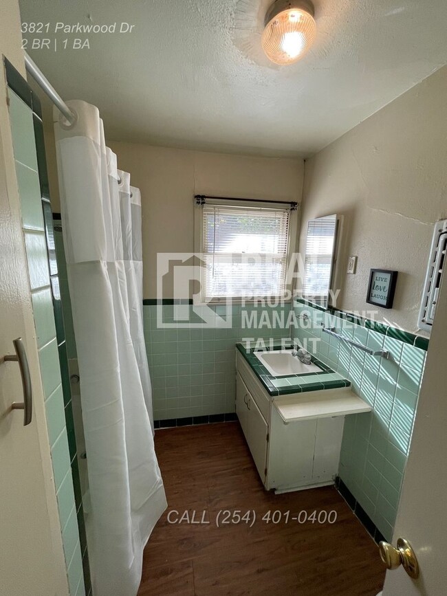 Building Photo - Charming 2/1 bedroom home ready for you to...