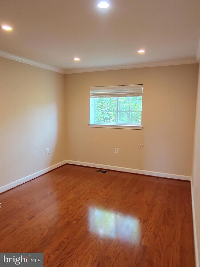 Building Photo - 4123 S Four Mile Run Dr