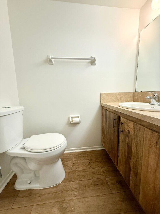 Building Photo - Serene Living at Townhomes of Lake Seminole 2/1.5 - 2 story condo