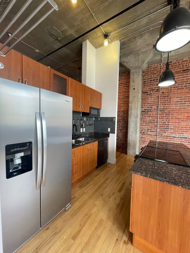 Building Photo - Charming Loft with Private Entrance & Pati...