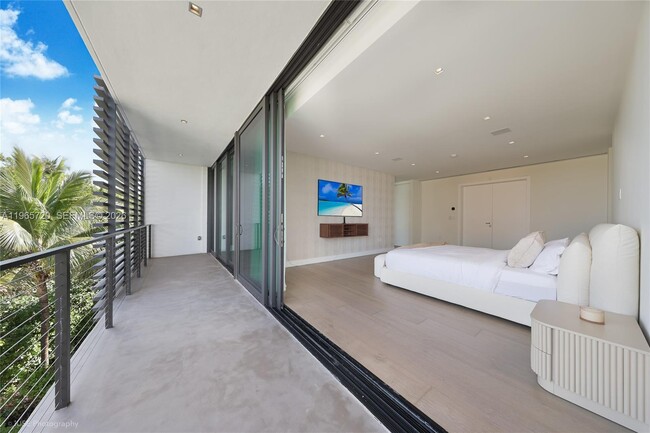 Building Photo - 420 N Hibiscus Dr