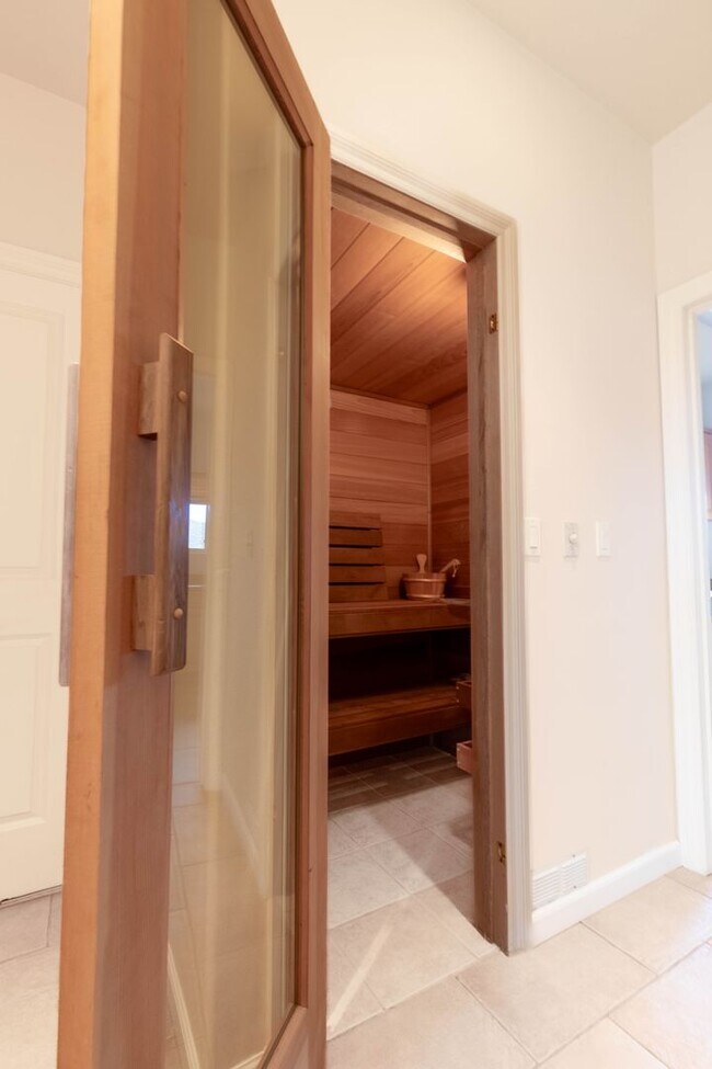 Building Photo - Kahana Ridge – Three Bedroom, Three Bathroom Home with Rare Basement