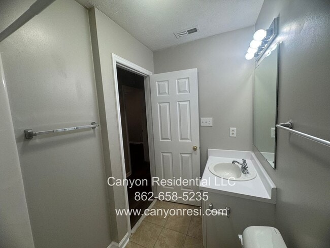 Building Photo - Spacious 3-Bedroom Home for Rent in Raeford