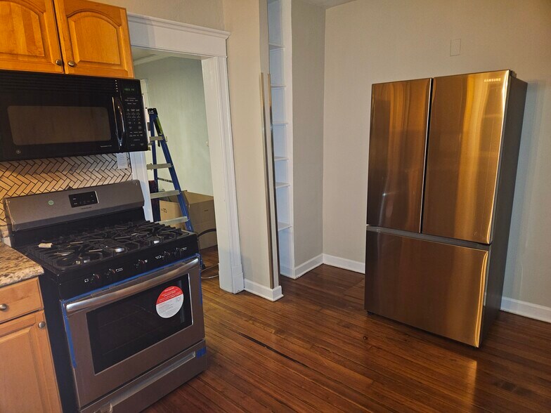 Building Photo - 6040 N Avondale Ave