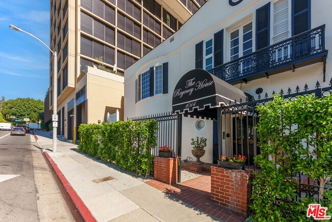 Building Photo - 1014 N Doheny Dr