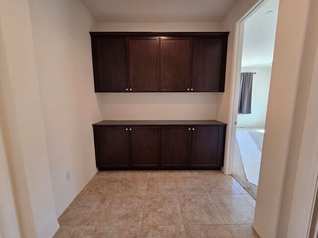 Building Photo - New Listing!