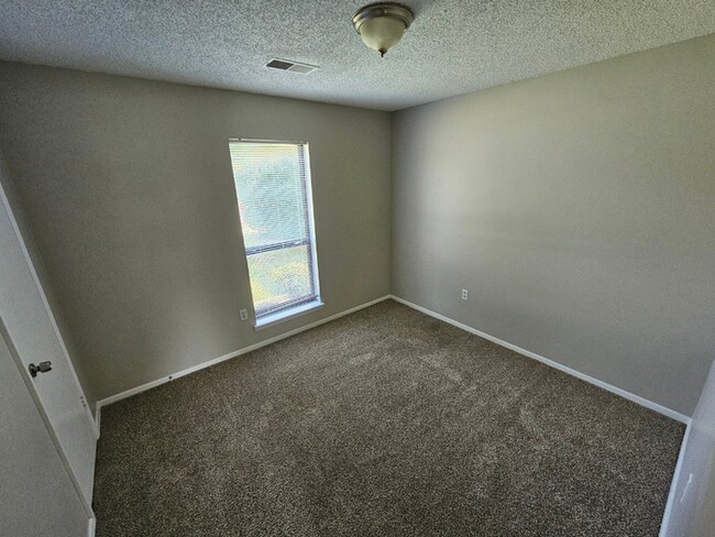 Building Photo - PREMIUM RENTAL! 3BR/2BA | Stone Fireplace & Hardwoods | Fenced Yard!