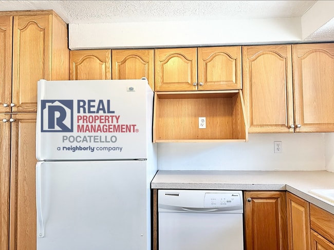 Building Photo - Spacious 4 Bed / 2 Bath Duplex | Garage + Split-Level Layout | Pet Negotiable