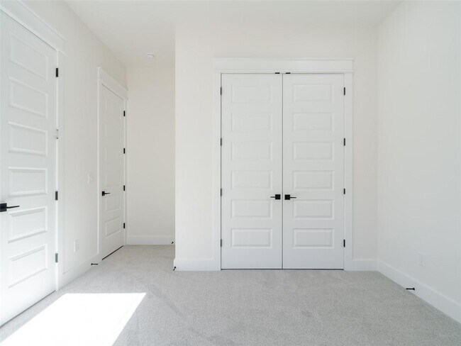 Building Photo - 311 Hedge Dr