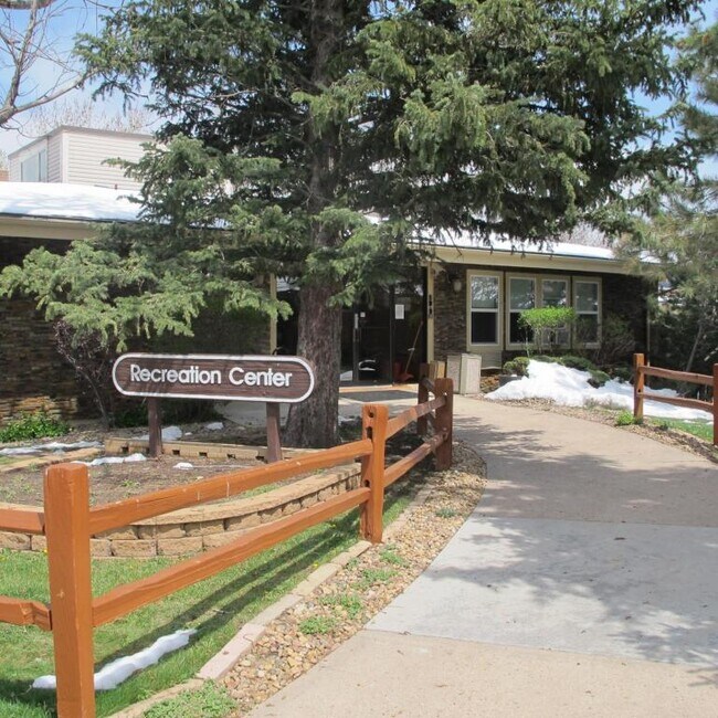 Building Photo - 1250 Golden Cir